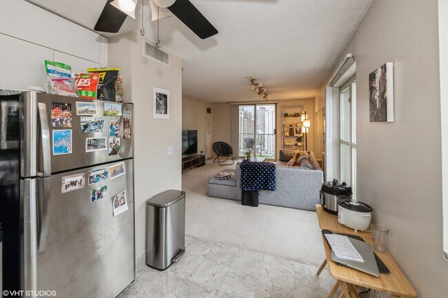 Building Photo - 1212 N La Salle Dr