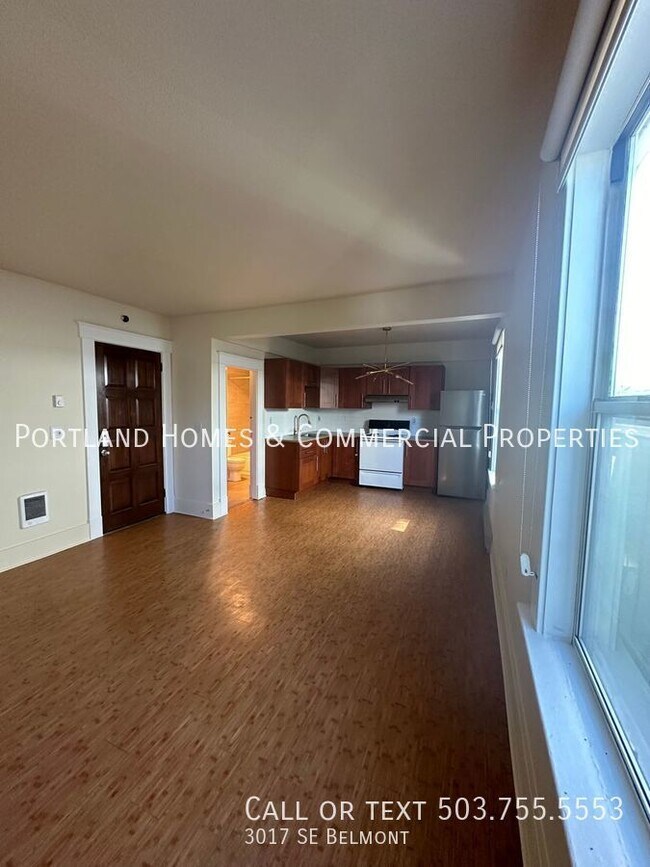 Building Photo - Upstair 1 bedroom Quadplex