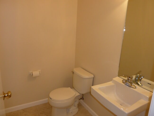Building Photo - 14 Larkspur Ln