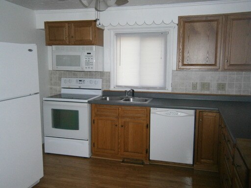 Building Photo - 250 Rosedale Dr