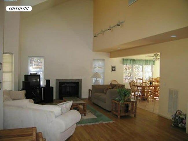 Foto del edificio - 43A Old Riverhead Rd E