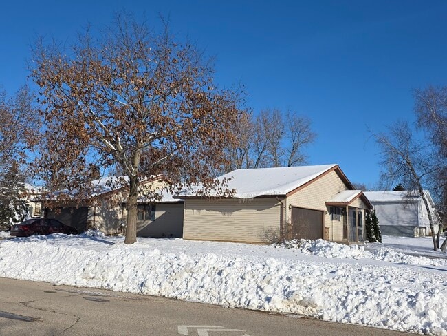 Building Photo - 722 Goldfinch Ln