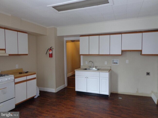 Building Photo - 566 Stanbridge St
