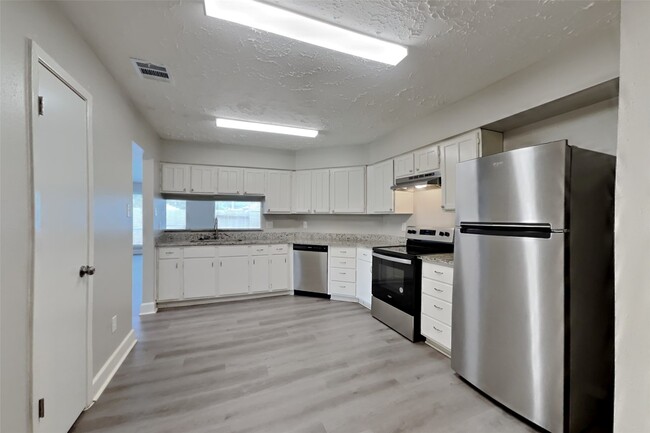 Foto del edificio - 7334 Skybright Ln
