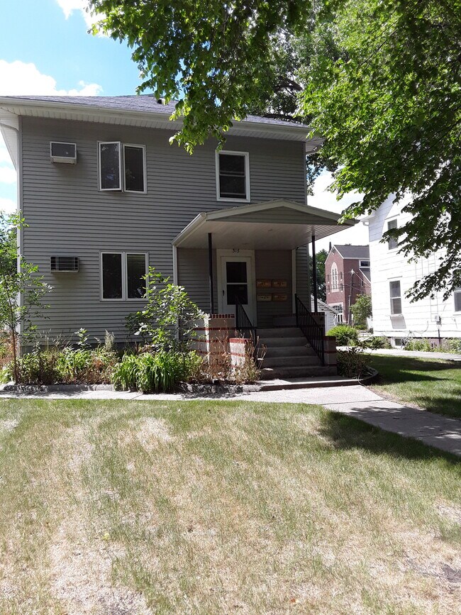 Building Photo - 315 Hamline St