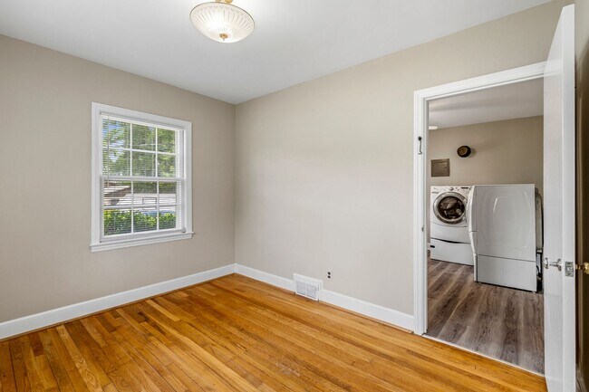 Foto del edificio - Large Renovated Ranch Home, Two Kitchens & Two Living Areas, Hardwood Flooring, Deck, Fenced!