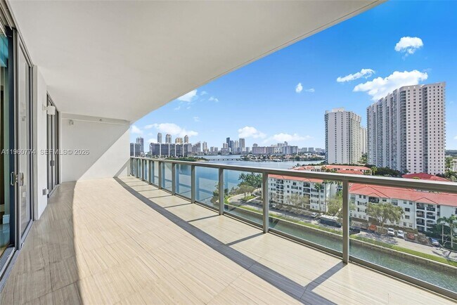 Foto del edificio - 3250 NE 188th St