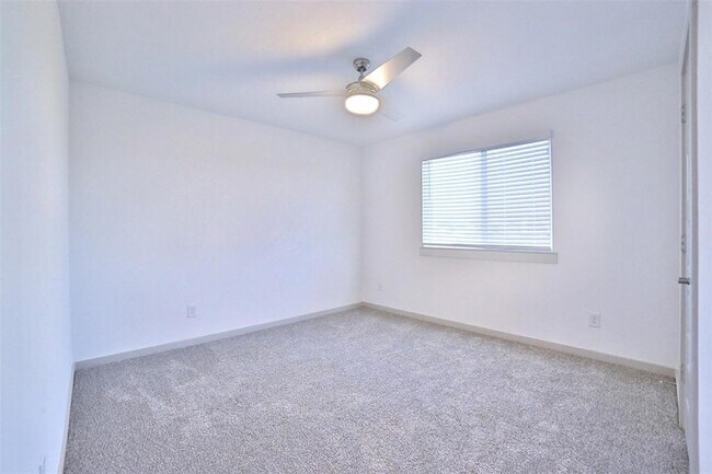 Foto del edificio - 3810 Lila Lake Ln