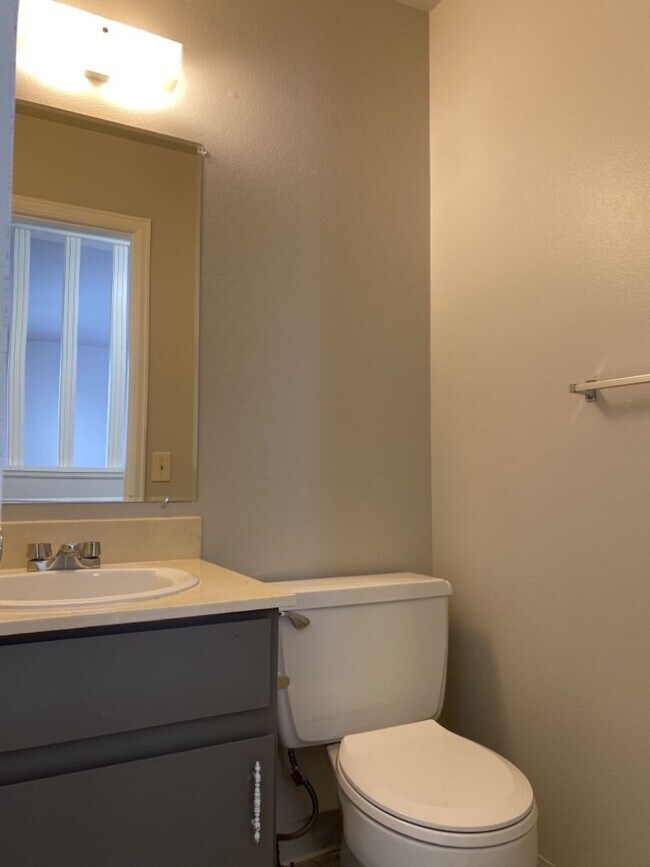 Foto del edificio - Cozy 3 Bed/1.5 Bath Duplex with Fenced Yard and 1 Car Garage