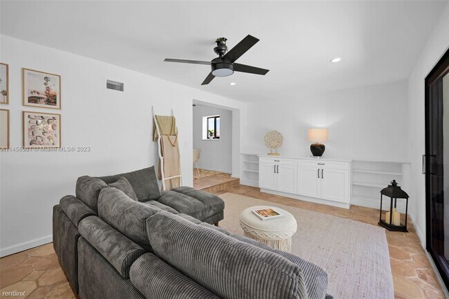 Building Photo - 3 br, 2 bath House - 121 NW 55th St # 1