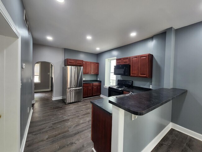 Building Photo - 529 Bradley St