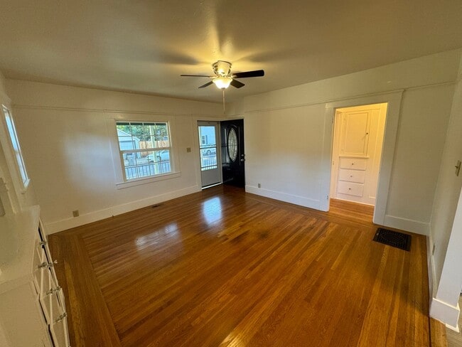 Building Photo - Two bedroom | One bathroom | Land Park hom...