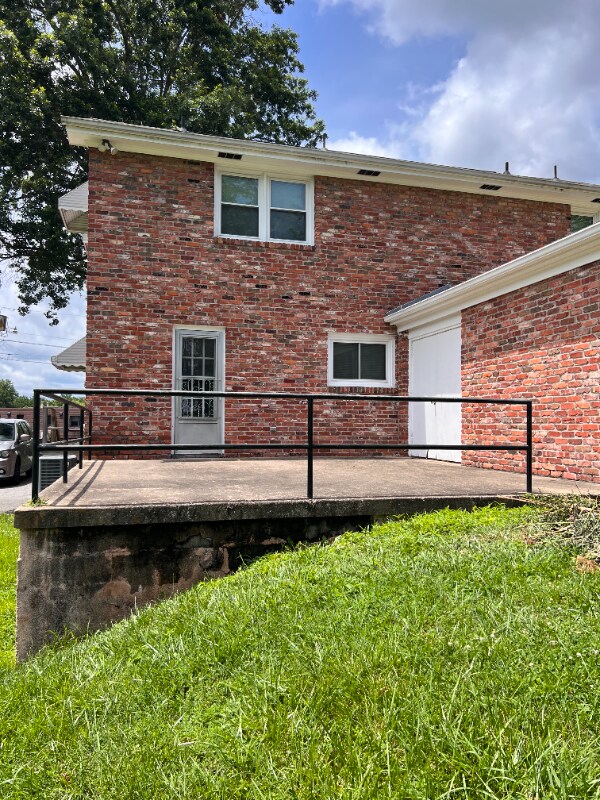 Building Photo - 232 Wildwood Dr