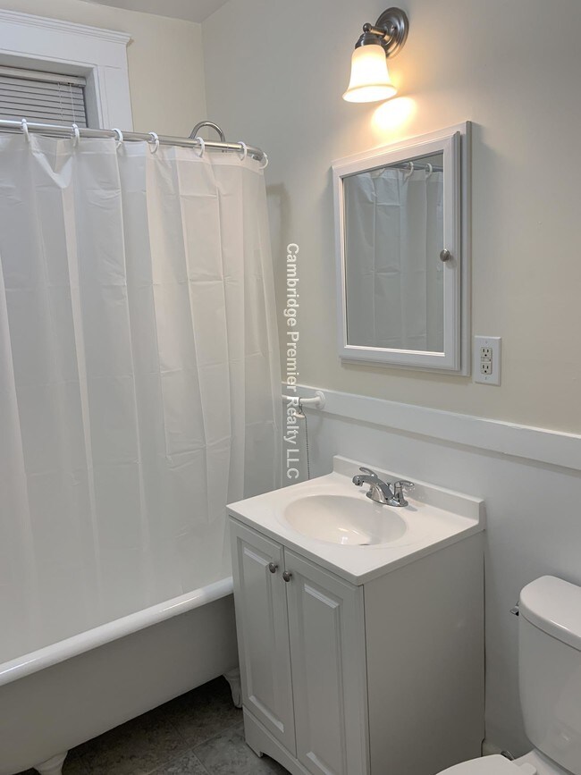 Building Photo - 156 Summer St