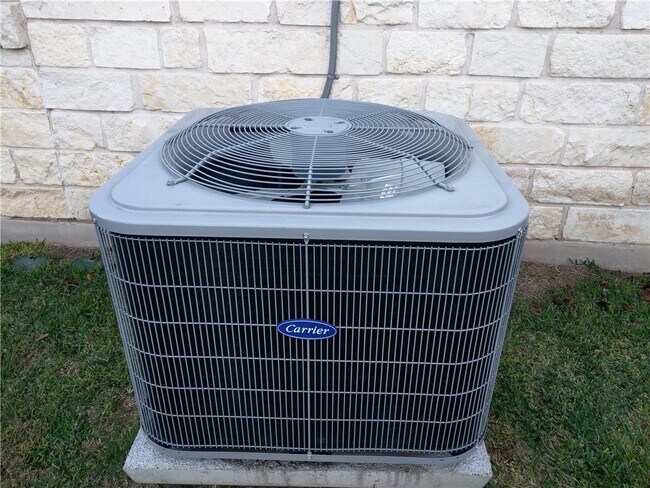 Foto del edificio - 1004 Ridgebluff Cir