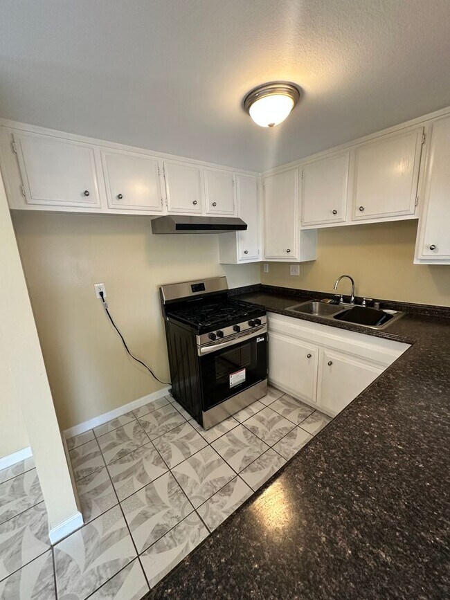 Building Photo - UPSTAIRS 1 BEDROOM CONDO FOR LEASE- GATED ...
