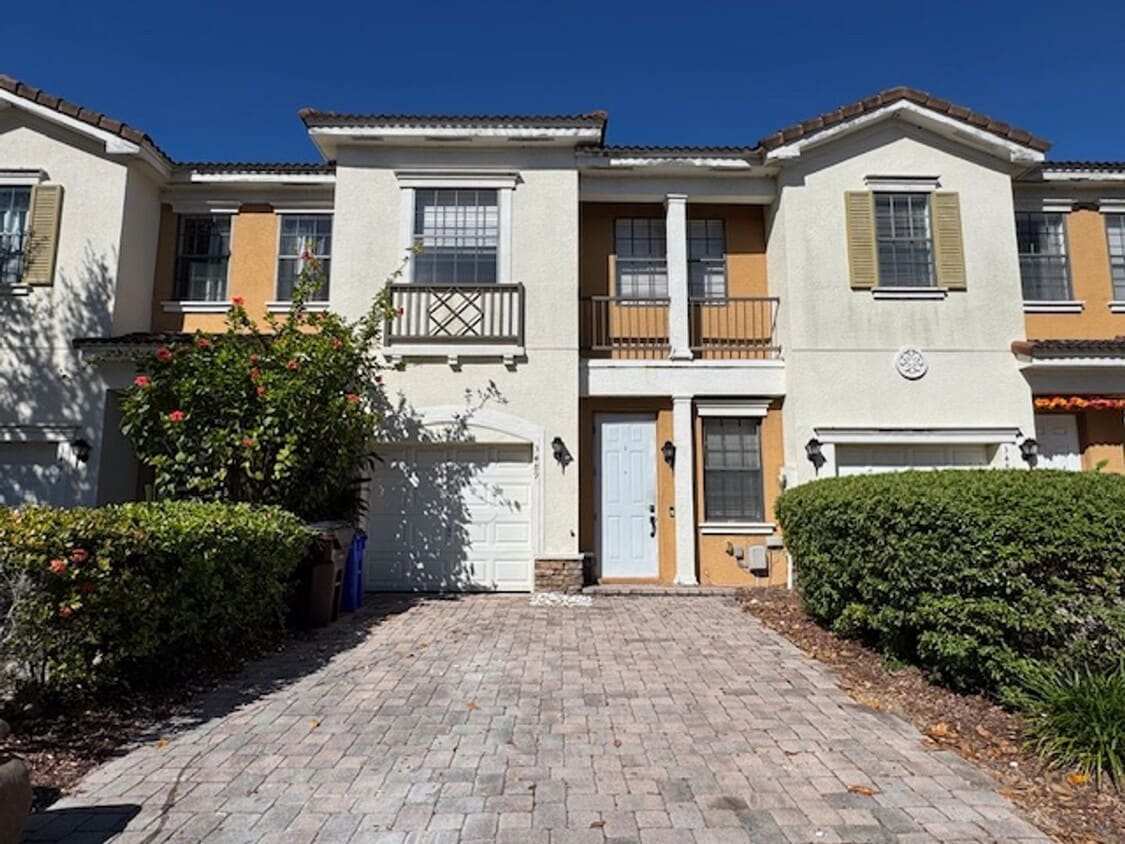 Foto principal - Peaceful 4 Bedroom 3 Full Bath Townhome In...