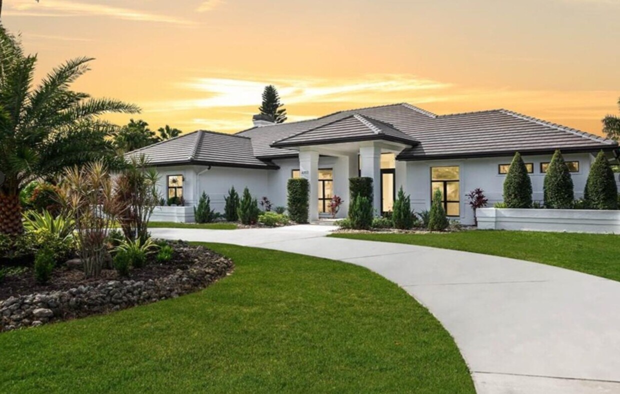 Foto principal - STUNNING REMODELED 4-BEDROOM, 3.5-BATH FUR...