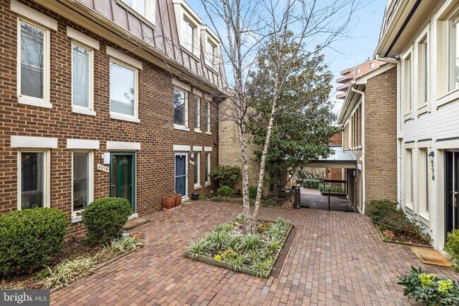 Foto del edificio - 4214 Embassy Park Dr NW