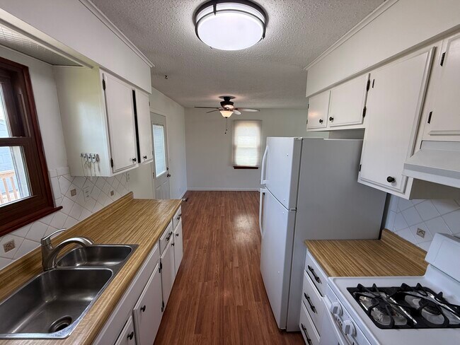 Building Photo - 1403 Emerald Dr
