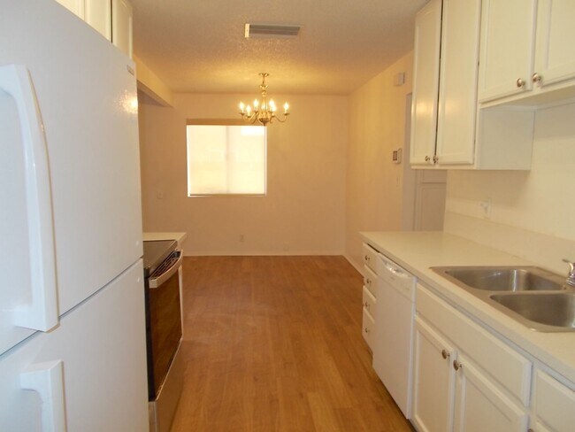 Foto del edificio - 4-Bedroom Home with Spacious Backyard