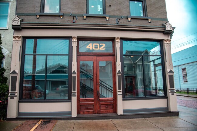Building Photo - 402 E 9th St