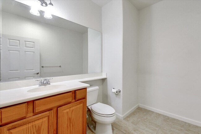 Building Photo - Luxury 3 Bedroom Townhouse w/ Office space