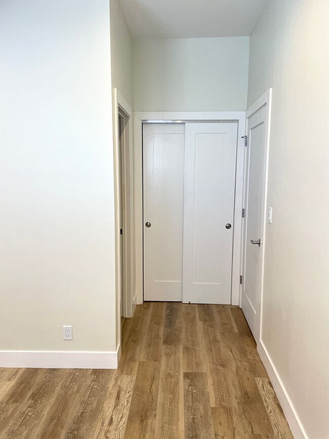 Foto del edificio - Remodeled private room with bath in sunny ...