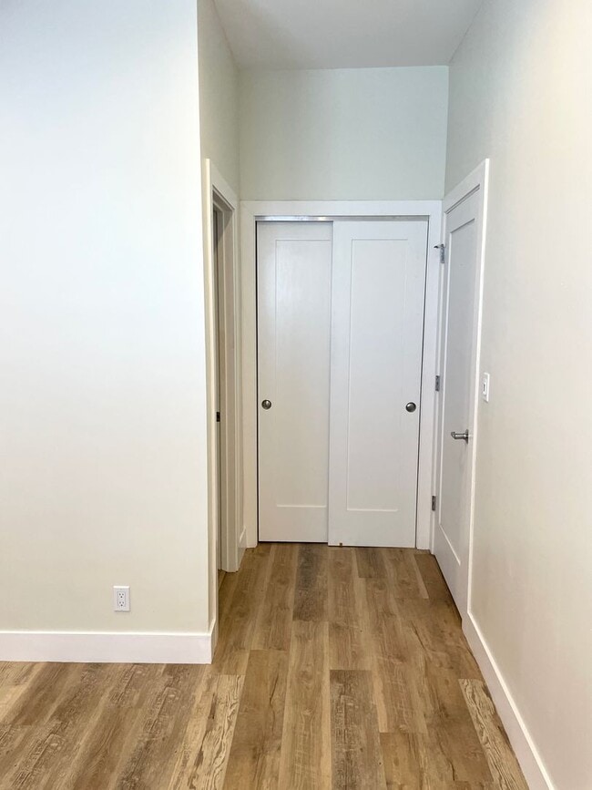 Building Photo - Remodeled private room with bath in sunny ...