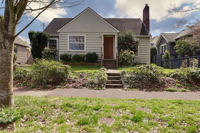 Foto del edificio - Charming 1901 Bungalow with Modern Updates...
