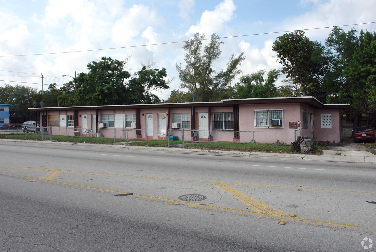 Building Photo - 5900 N Miam Ave