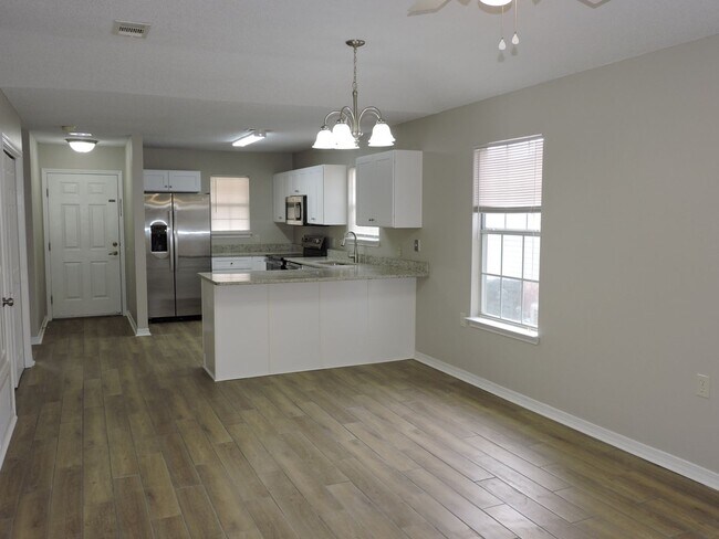 Building Photo - Convenient to schools, shopping & hospitals.