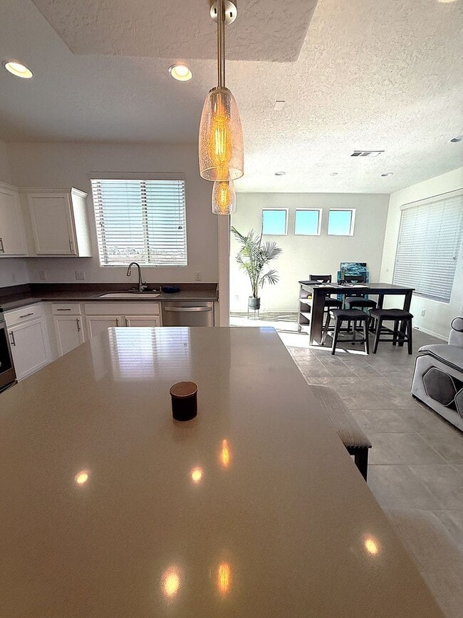 Building Photo - Villas de Los Soleras - Pristine 3 bdr, 2 1/2 bath Townhome, 2 car garage & Views!