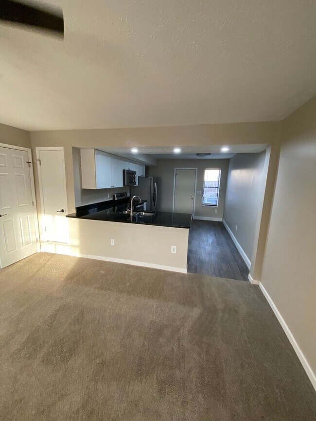 Foto del edificio - 3243 Summerhill Ln