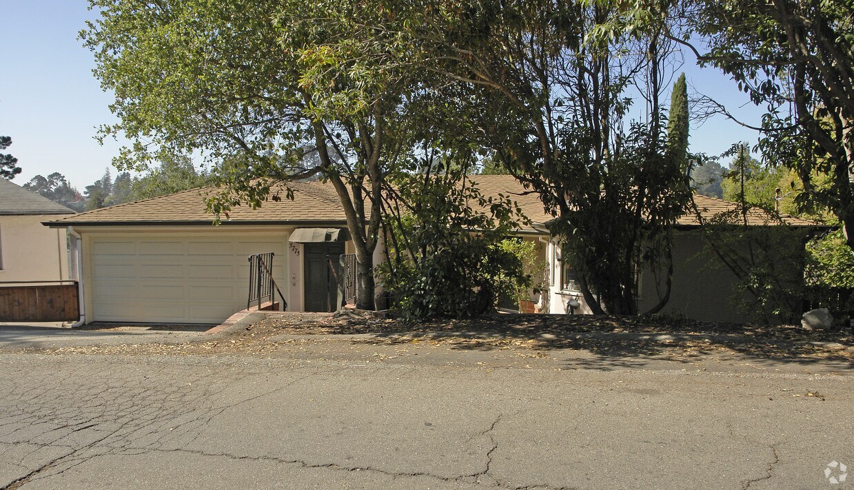 Building Photo - 5775-5777 Snake Rd