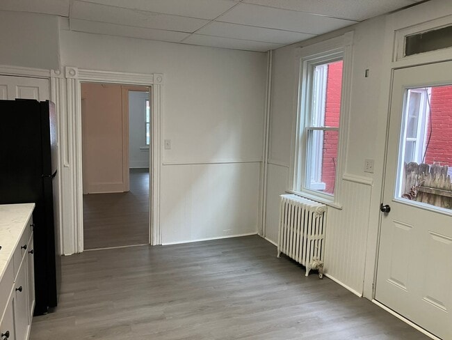 Building Photo - 422 John St