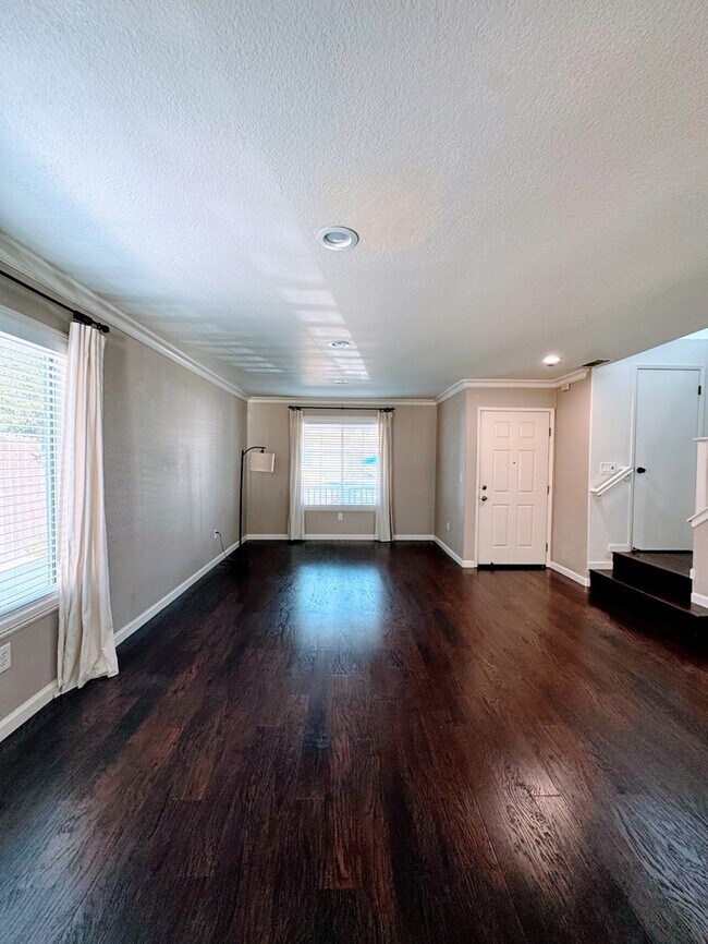 Building Photo - 4 bd 3 bth in Quiet Natomas Neighborhood