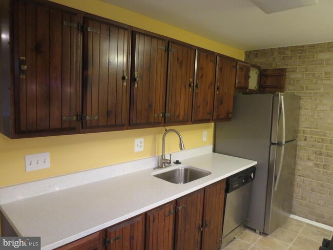 Building Photo - 3323 Huntley Square Dr