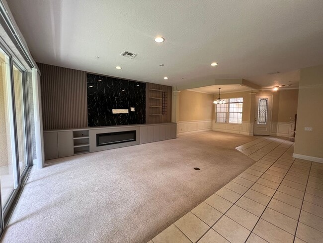Building Photo - Great townhouse -  available now!