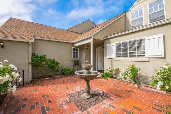 Building Photo - Bright Beautiful Tamarack Point Townhome!