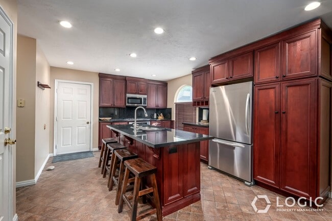 Building Photo - Fully Furnished Row End Townhome!
