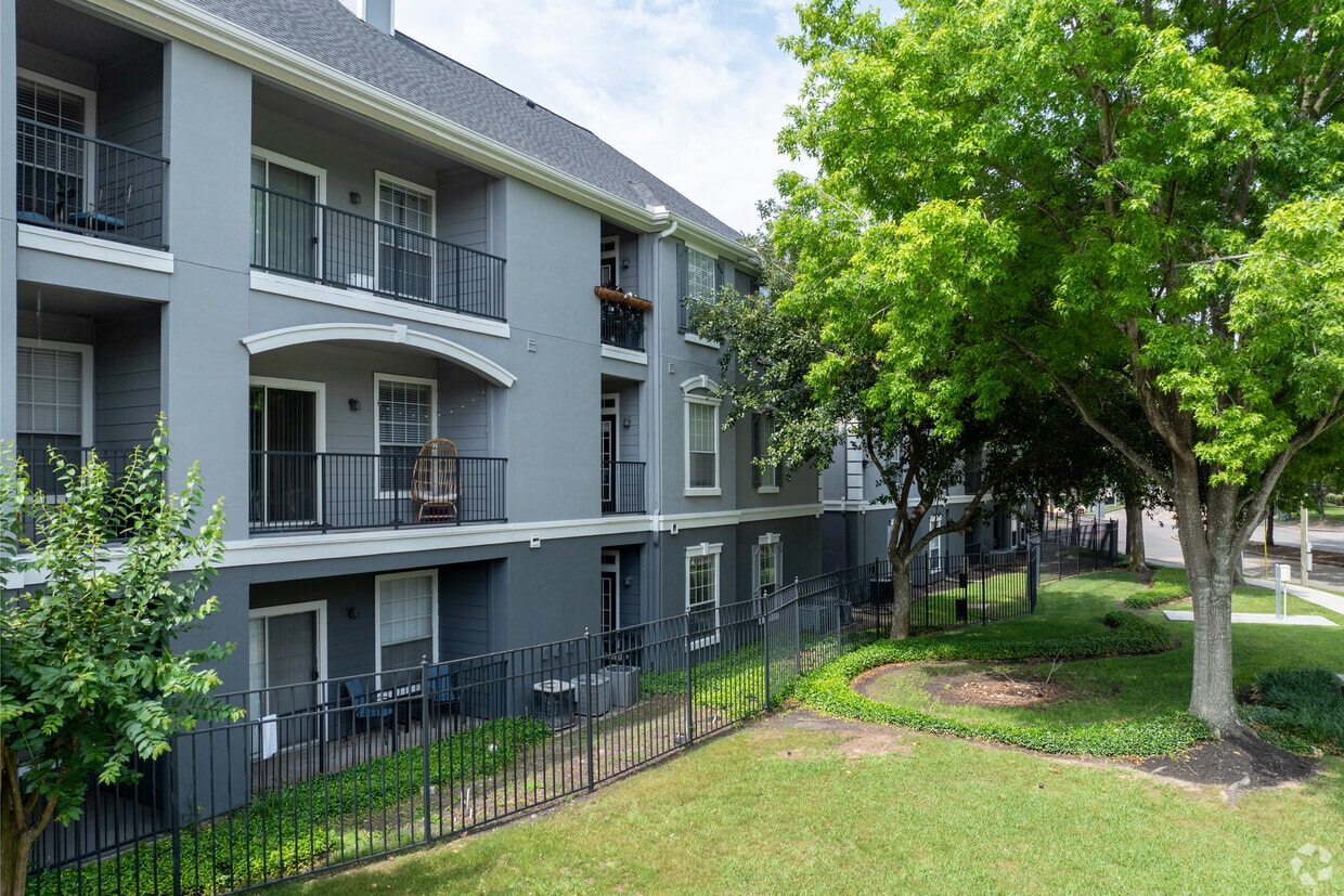 Estates At Bellaire - 4807 Pin Oak Park Houston, TX 77081