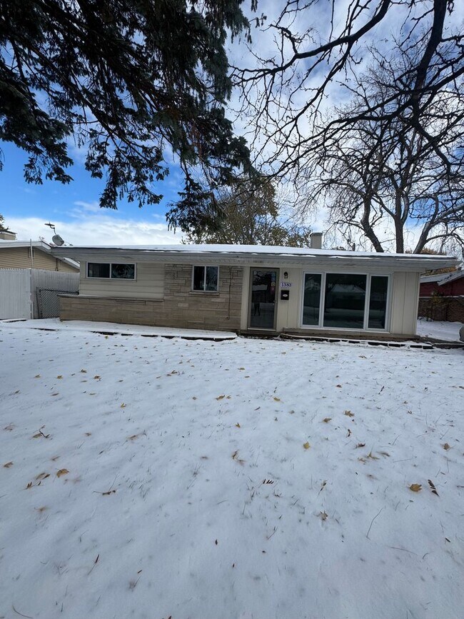 Foto del edificio - Don’t miss out on this charming three-bedr...