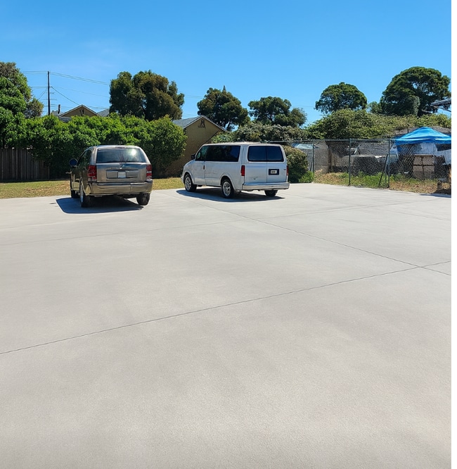 Amplio estacionamiento cerrado y seguro - 7458 Lockwood St