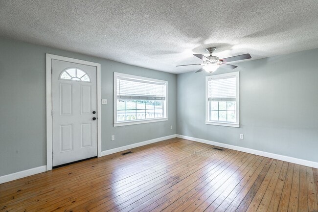 Building Photo - 2 Bedroom, 1 Bath home in Tiftonia!