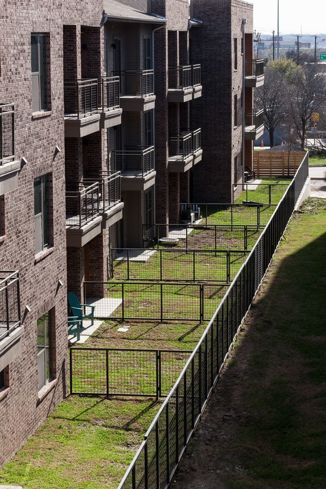 Cortland Farmers Market Apartments Dallas, TX