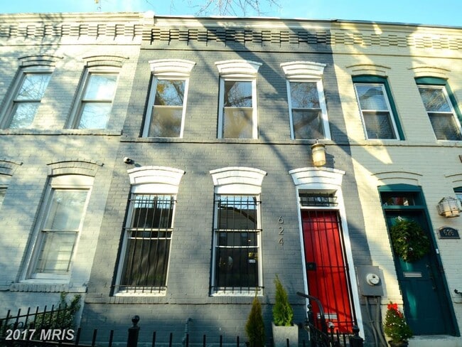 Building Photo - 624 14th Pl NE