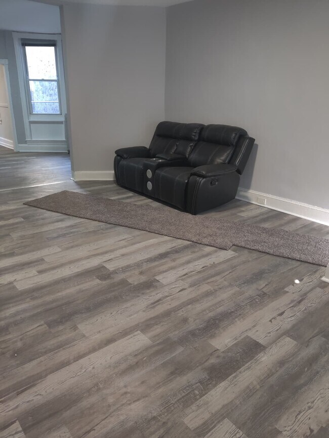 Building Photo - 127 E Coulter St