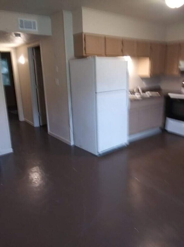 Primary Photo - 917 East Lake Apt.