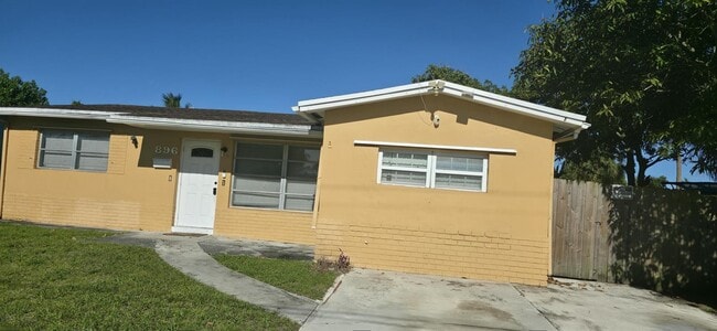 Building Photo - 896 SW 64th Ter